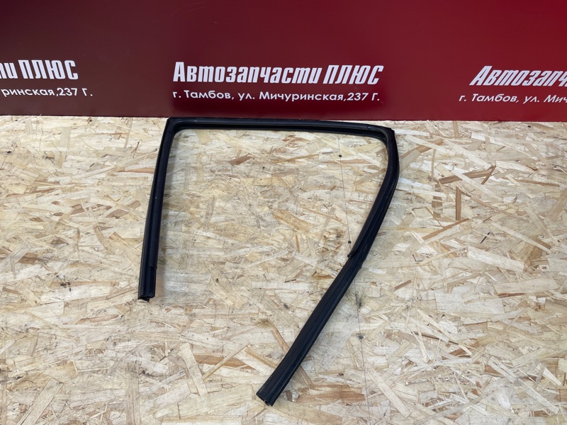 Уплотнитель стекла      двери