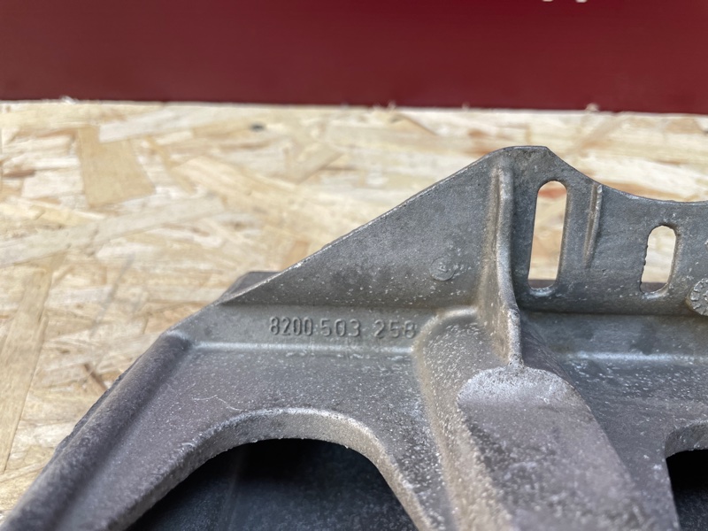 Кронштейн впускного коллектора