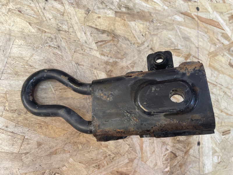 Буксировочный крюк