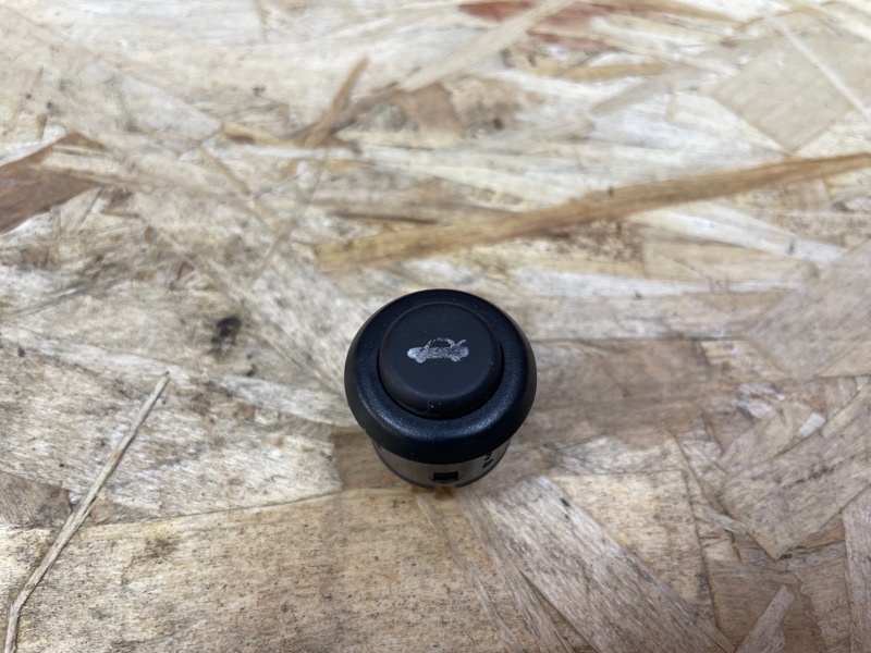 Кнопка открывания багажника