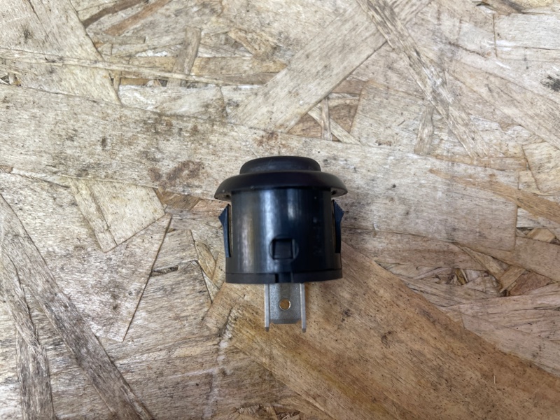 Кнопка открывания багажника