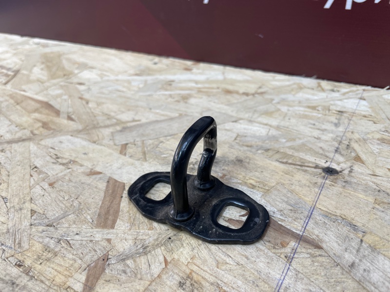 Петля замка багажника