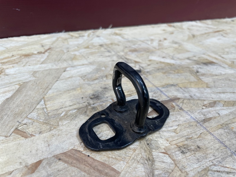 Петля замка багажника