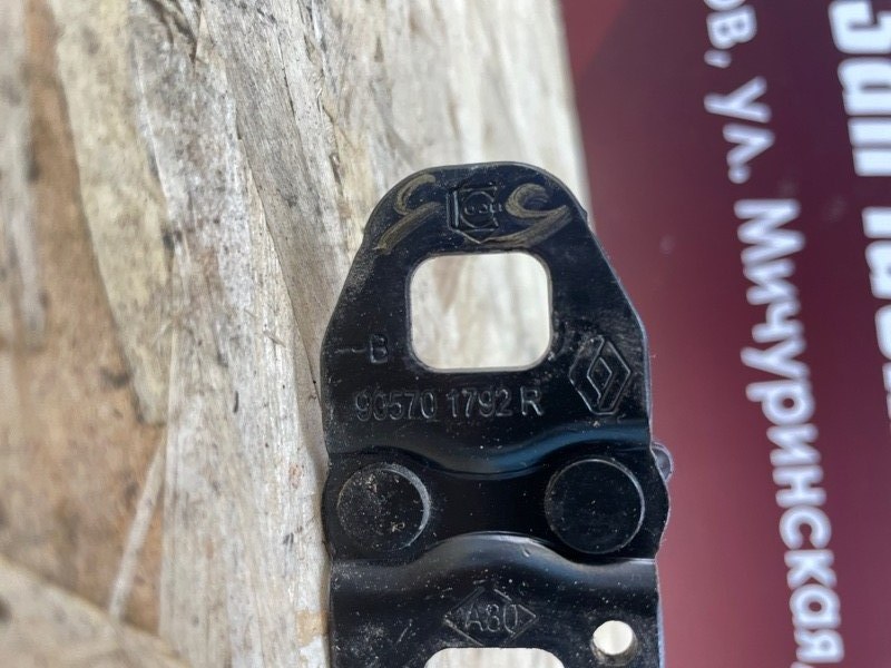 Петля замка багажника