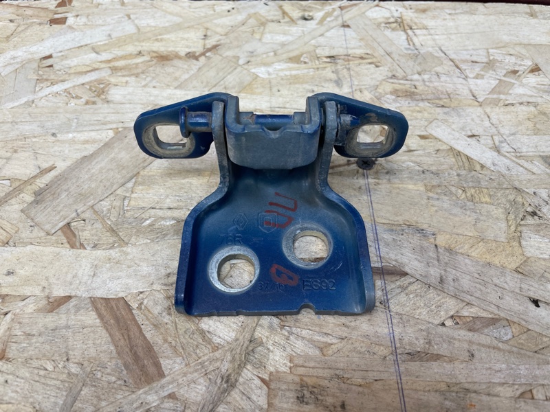 Петля двери