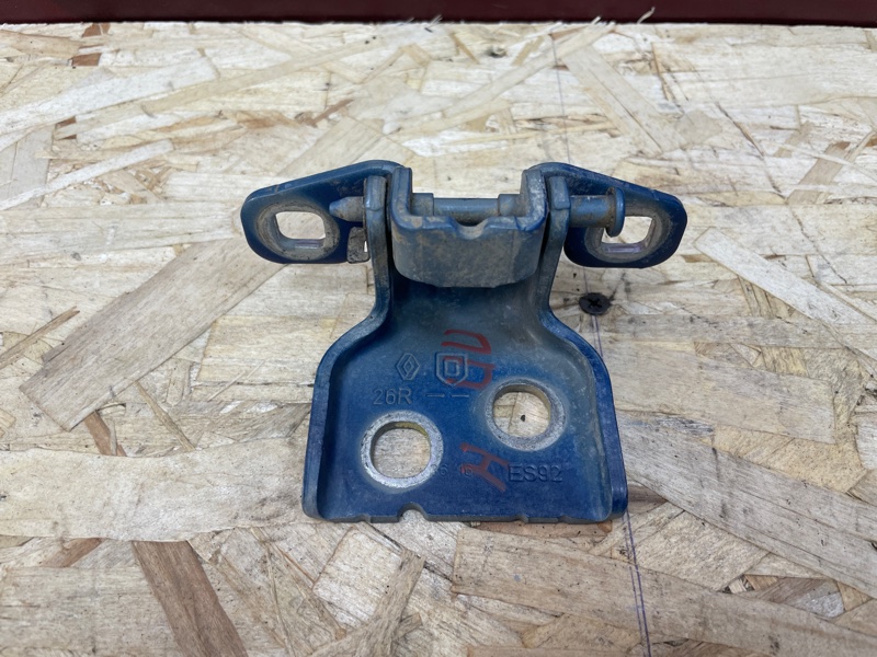 Петля двери