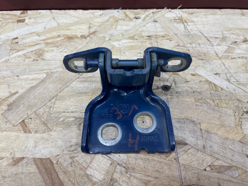 Петля двери