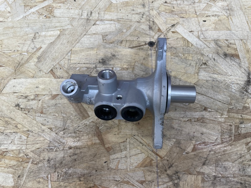 Главный тормозной цилиндр