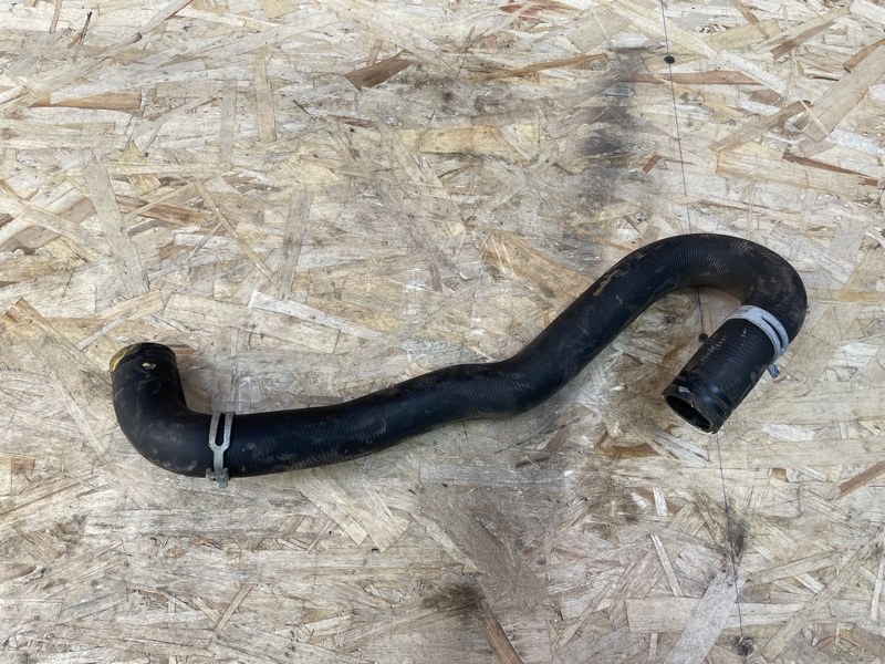 Верхний патрубок радиатора