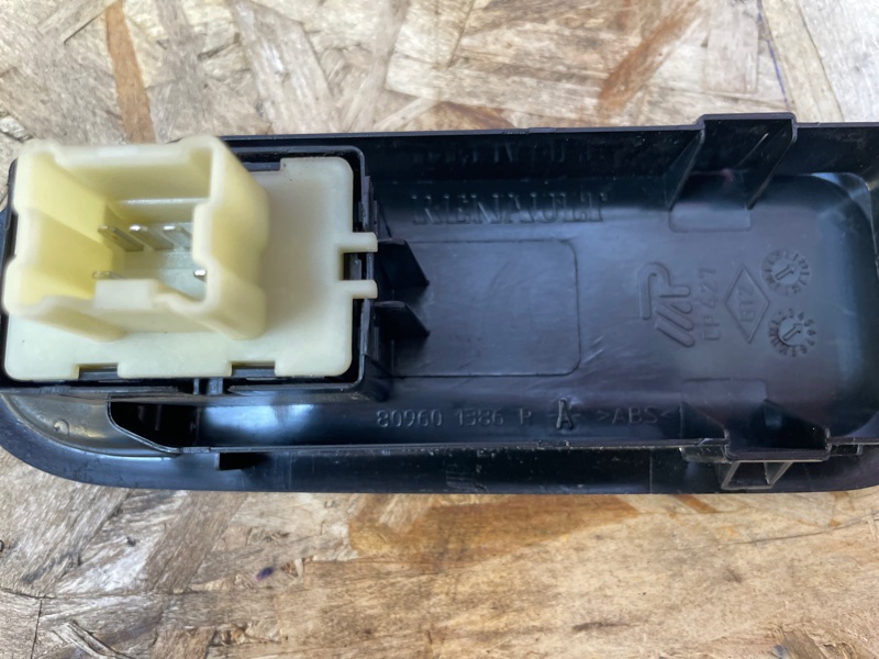 Кнопка стеклоподъемника