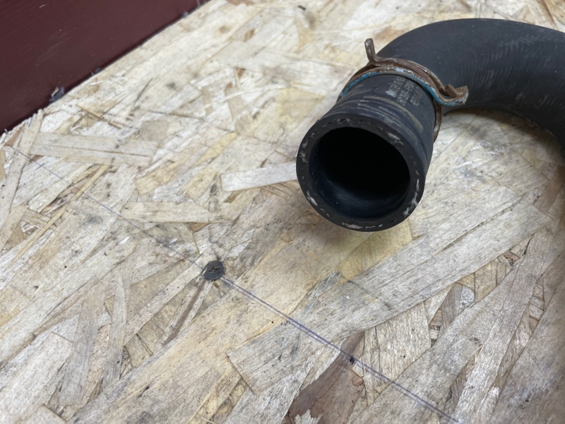 Верхний патрубок радиатора