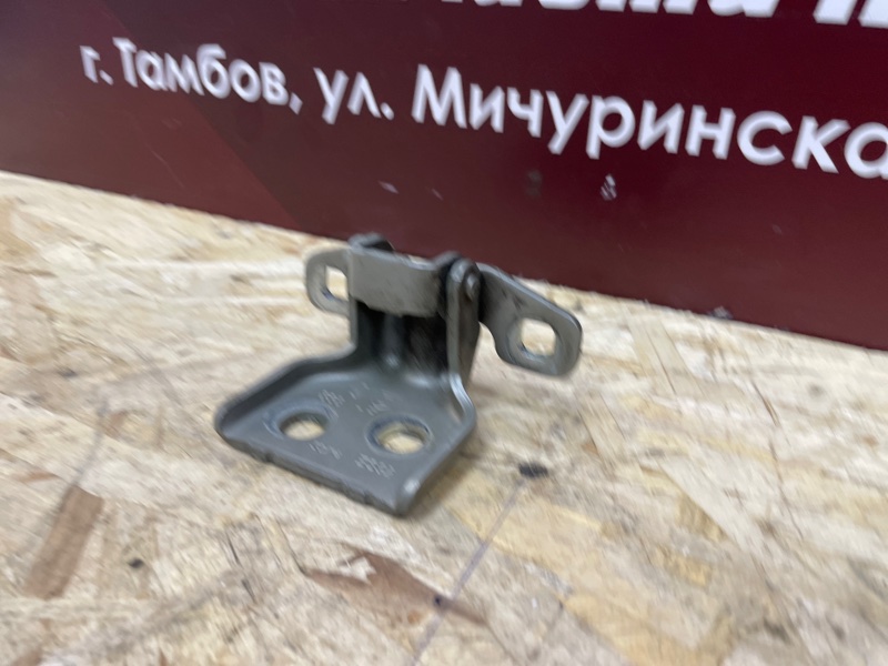 Петля двери