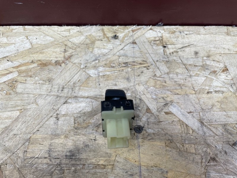 Кнопка стеклоподъемника