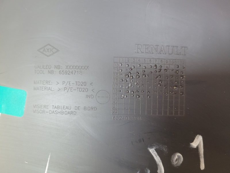 Козырек щитка приборов