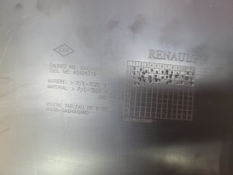 Козырек щитка приборов