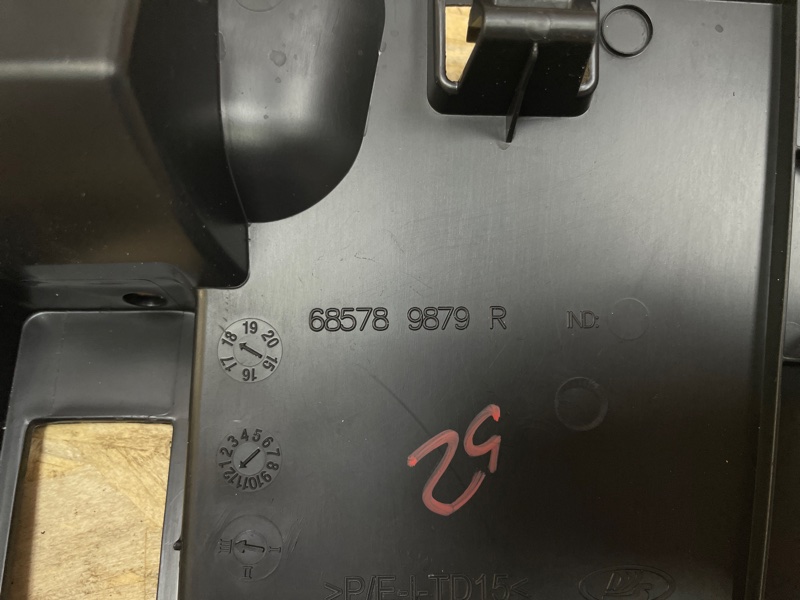 Крышка бардачка