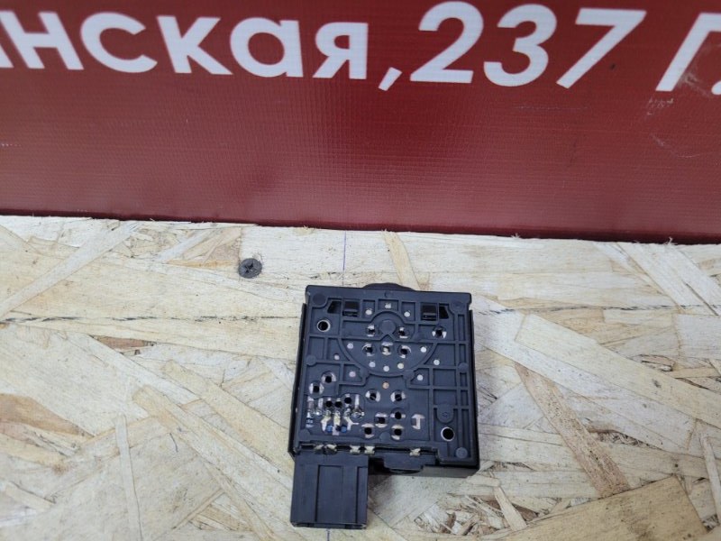 Кнопка корректора фар