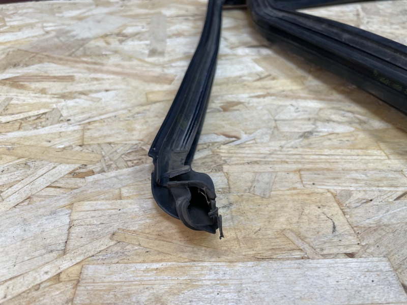 Уплотнитель рамки двери