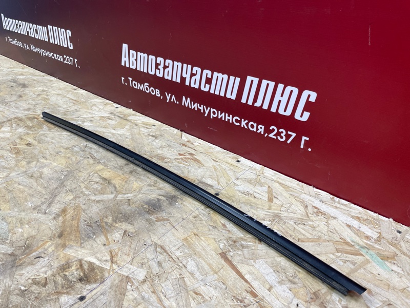 Уплотнитель стекла      двери