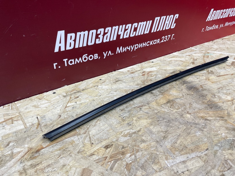 Уплотнитель стекла      двери