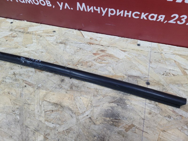 Уплотнитель стекла      двери