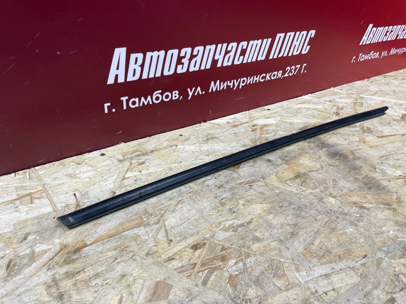 Уплотнитель стекла      двери