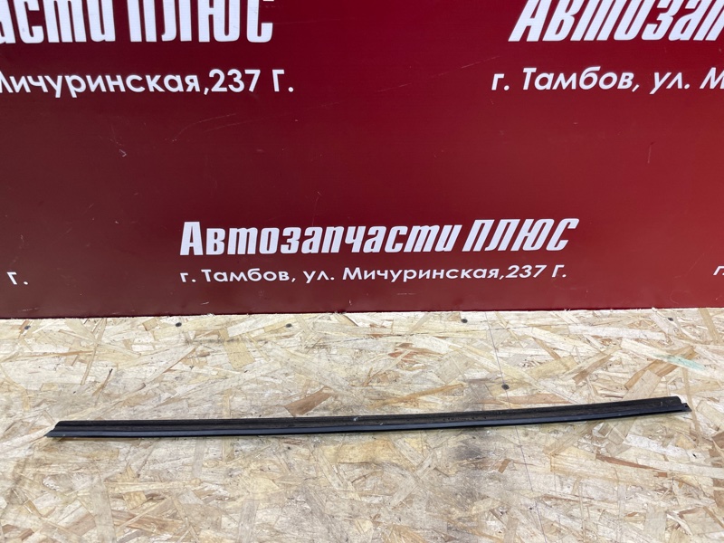 Уплотнитель стекла      двери