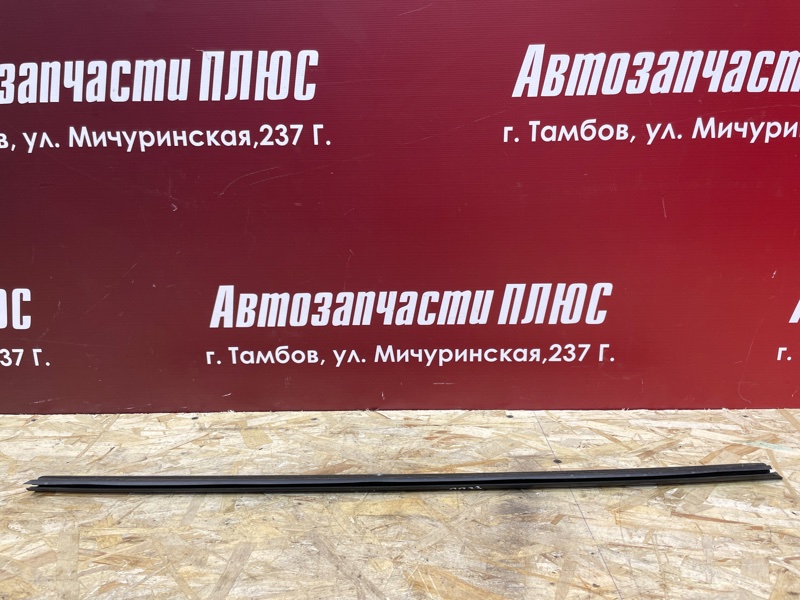 Уплотнитель стекла      двери
