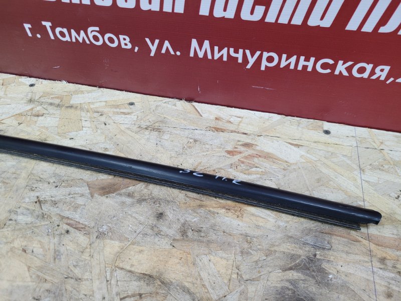 Уплотнитель стекла      двери