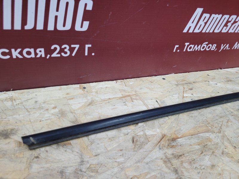 Уплотнитель стекла      двери