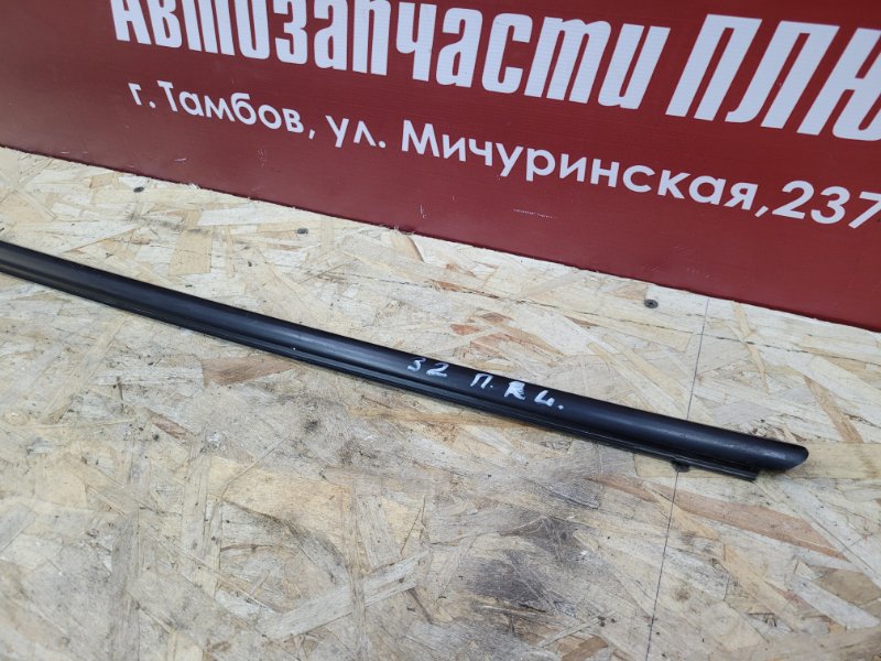 Уплотнитель стекла      двери
