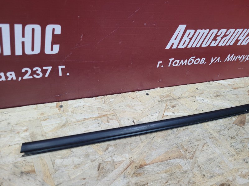 Уплотнитель стекла      двери