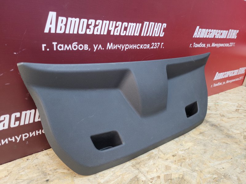 Обшивка двери багажника