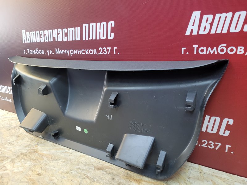 Обшивка двери багажника