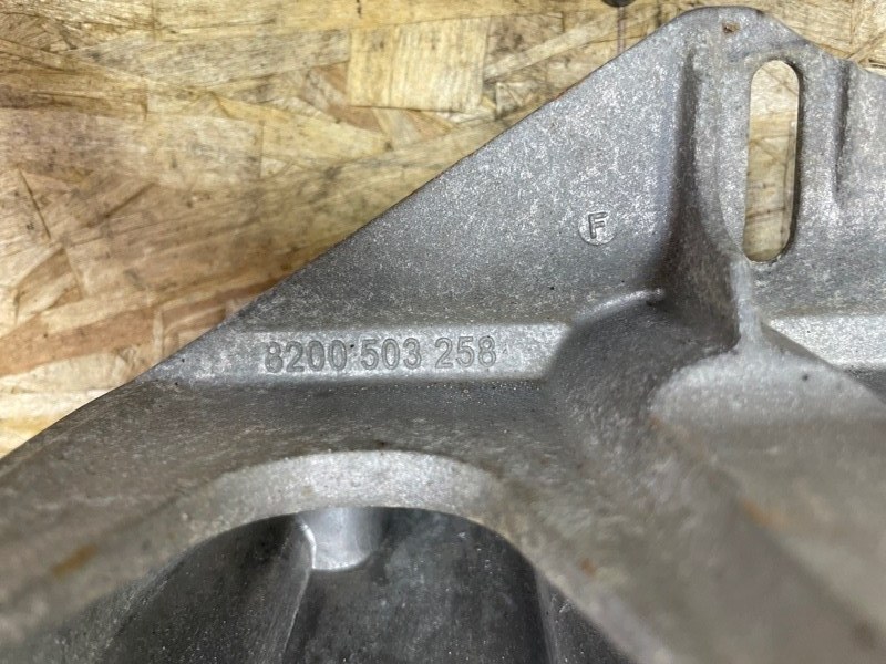 Кронштейн впускного коллектора