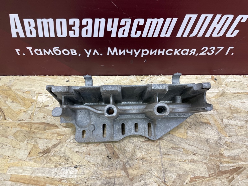 Кронштейн впускного коллектора