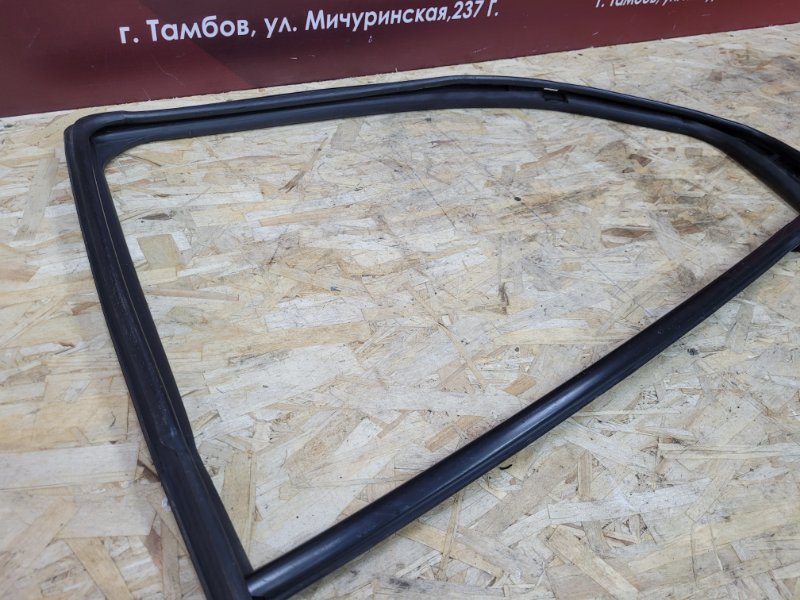 Уплотнитель стекла      двери