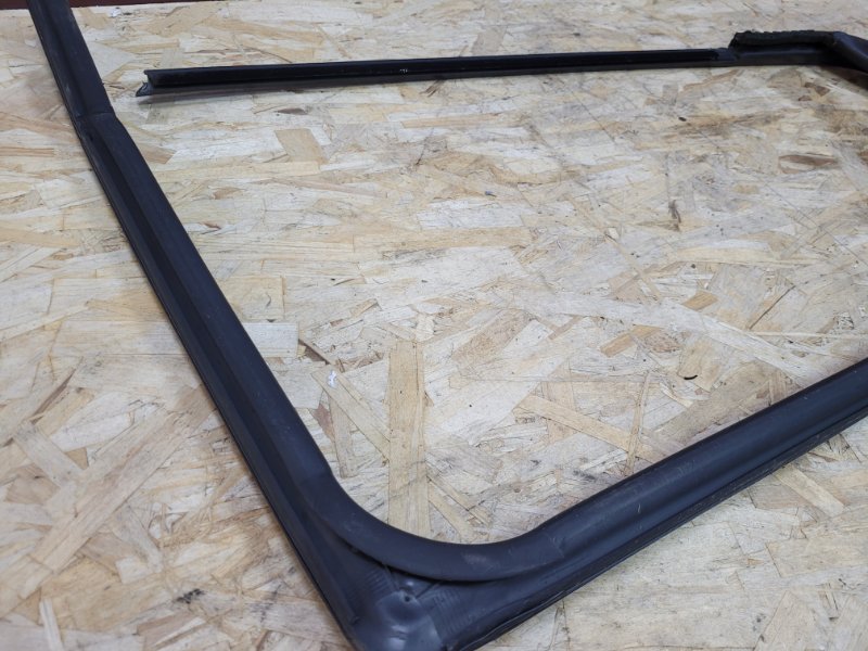 Уплотнитель стекла      двери