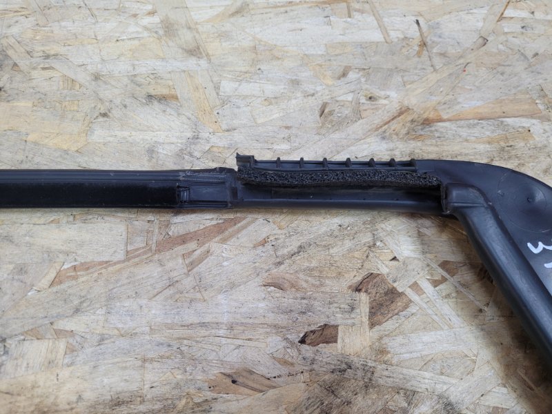 Уплотнитель стекла      двери