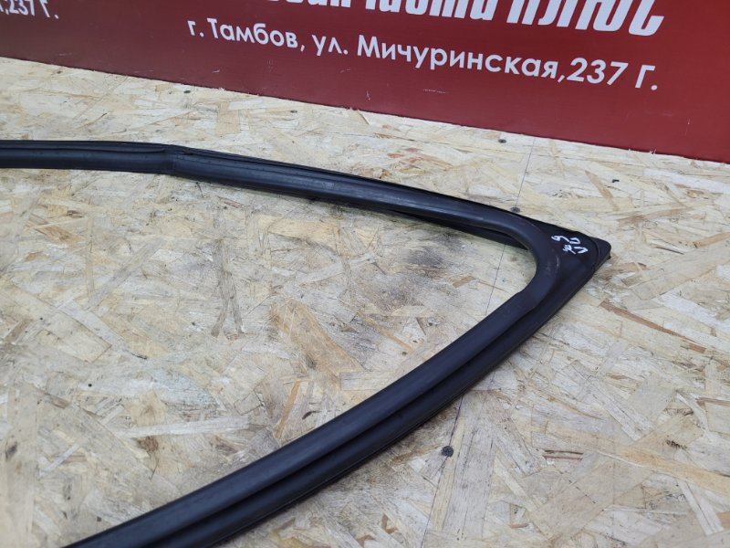 Уплотнитель стекла      двери