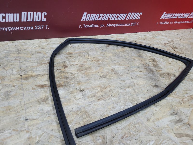 Уплотнитель стекла      двери