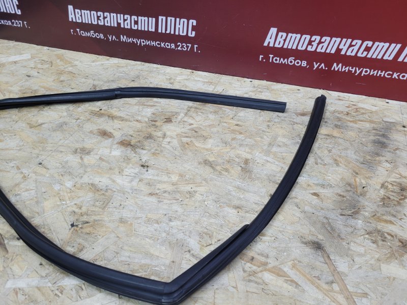 Уплотнитель стекла      двери