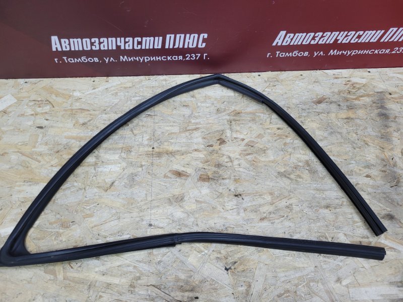 Уплотнитель стекла      двери