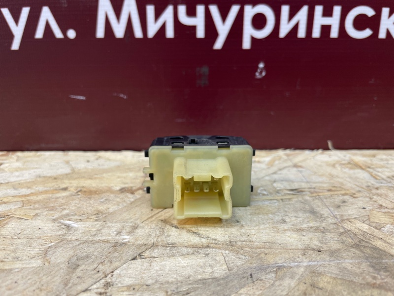 Кнопка стеклоподъемника