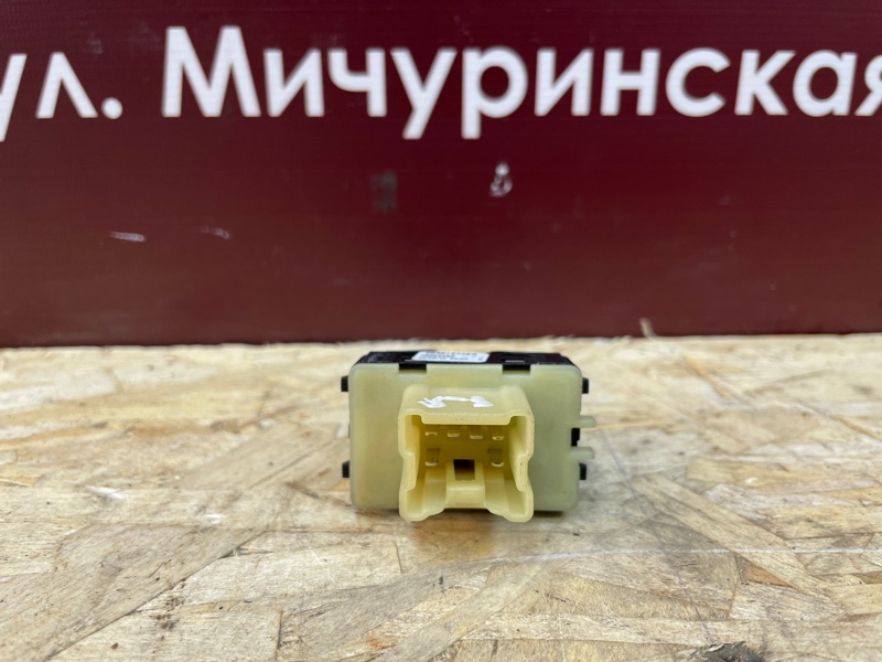 Кнопка стеклоподъемника