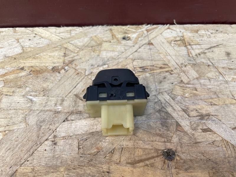 Кнопка стеклоподъемника