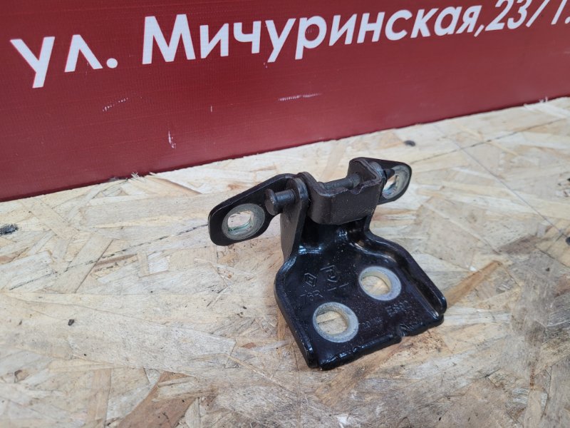 Петля двери