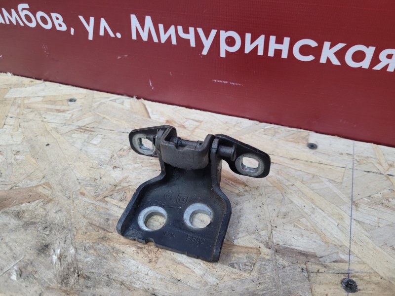 Петля двери