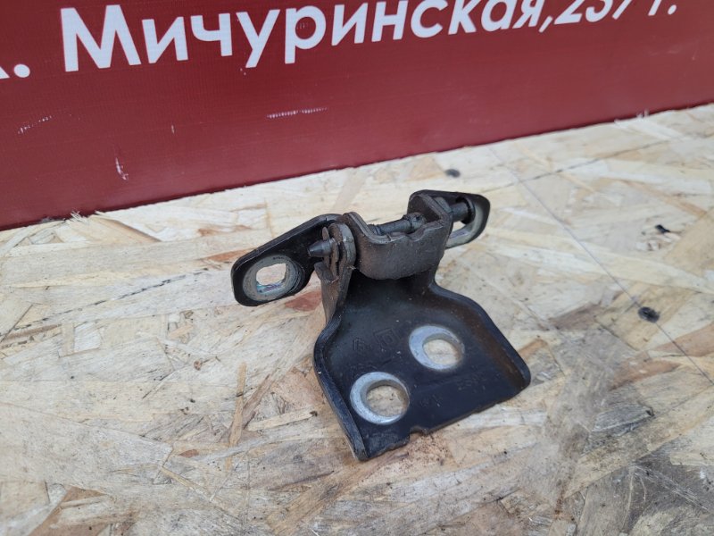 Петля двери