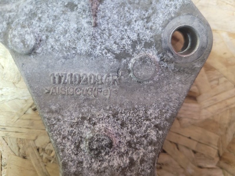 Кронштейн генератора